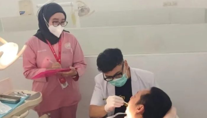 55 profesor periksa gigi pecahkan rekor MURI