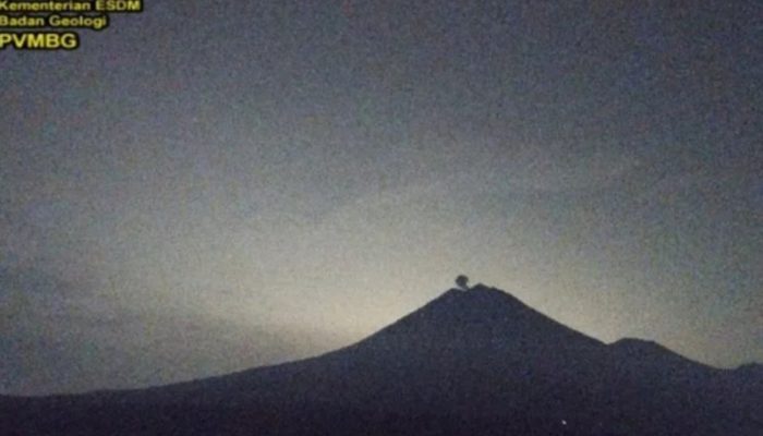 Gunung Semeru beberapa kali Erupsi Kamis malam