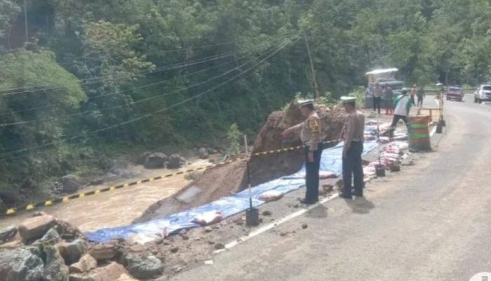Jalan Raya Ponorogo-Pacitan amblas tergerus luapan air Grindulu
