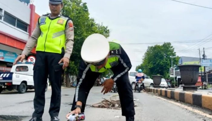 Polisi beri tanda jalan berlubang di sepanjang jalur pantura Situbondo