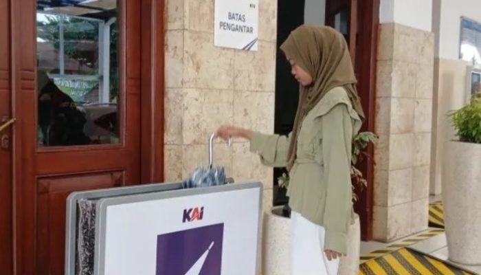 KAI Jember sediakan pengering payung di stasiun saat musim hujan