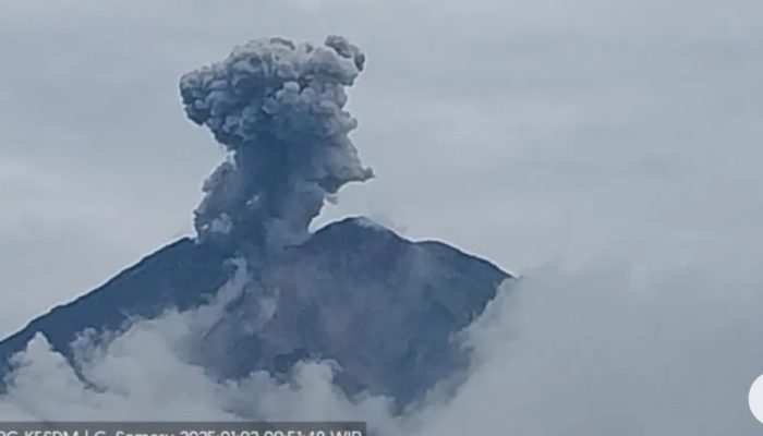 Semeru kembali erupsi beberapa kali hingga 1.200 meter