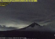 Sabtu malam, Gunung Semeru erupsi beberapa kali
