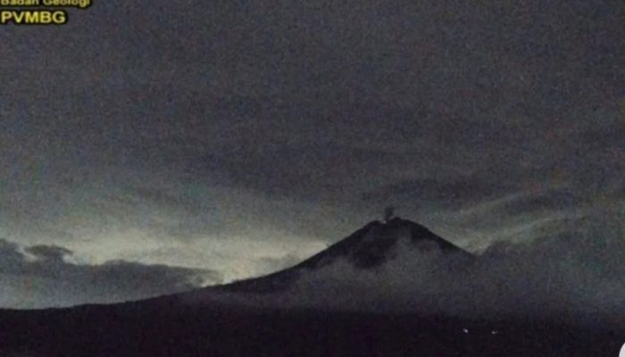Sabtu malam, Gunung Semeru erupsi beberapa kali