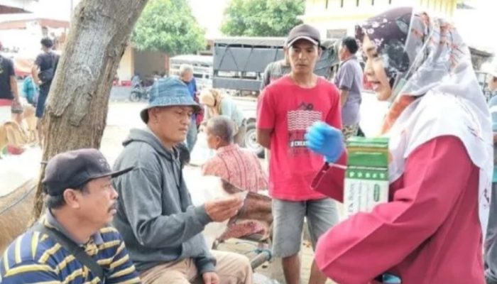 DKPP Kabupaten Madiun penyemprotan disinfektan di pasar hewan