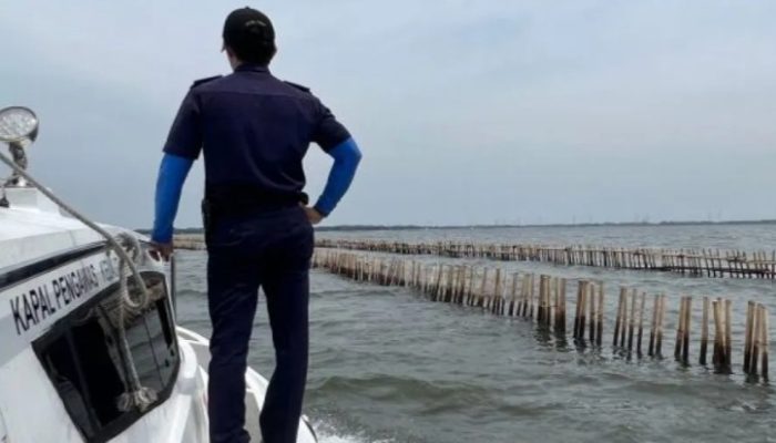 Petugas PSDKP KKP terjun ke lokasi pemagaran laut di perairan Bekasi