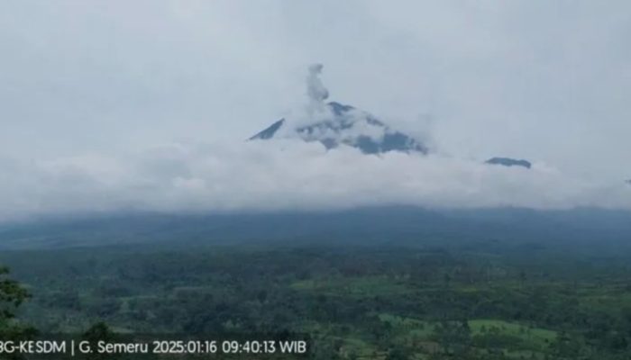 Semeru alami erupsi dan disertai letusan hingga 1.000 meter