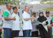 Ratusan Orang Dapat Doorprize, Peserta Jalan Sehat Bersama PWI Jatim Pulang Bahagia