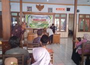 Pemdes Mulyosari Bagikan THR ke Guru TPQ