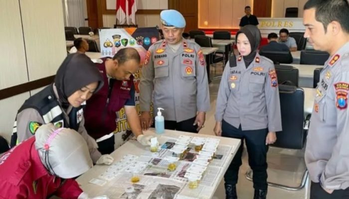 Seluruh anggota Polres Situbondo jalani tes urine mendadak
