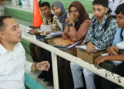 Wali Kota Eri Salurkan Seragam dan Beasiswa Gratis untuk Siswa Surabaya