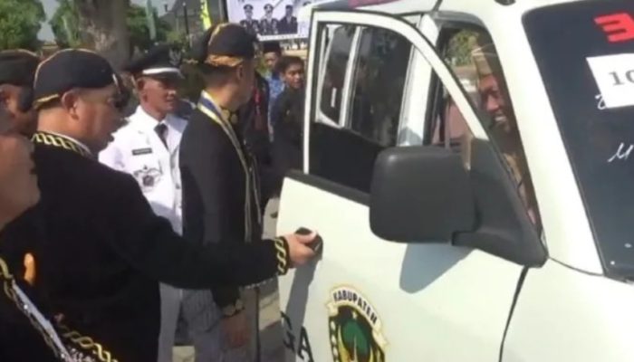 Madiun salurkan 15 unit mobil desa siaga