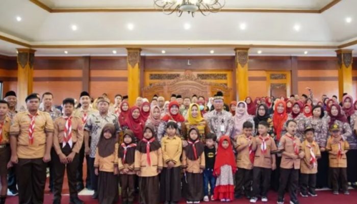 Pemkot Mojokerto bagikan perlengkapan sekolah gratis untuk siswa baru