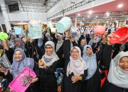 Ribuan Ibu PKK Surabaya Rebutan Peralatan Rumah Tangga dalam tradisi brayakan Kota Surabaya