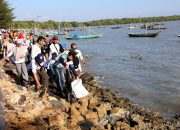 Peringatan World Cleanup Day, 1.500 Warga Surabaya Aksi Bersih-Bersih Pantai Tambak Wedi