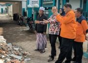 BPBD Jatim Salurkan Bantuan Material dan Logistik untuk Rehabilitasi Atap Asrama Ponpes di Situbondo yang Ambruk
