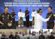 Kajati Jatim, Dr. Kuntadi Terima Lencana Emas “Hakaryo Guno Mamayu Bawono” atas Dedikasi dalam Pendampingan Hukum & Tata Kelola Daerah