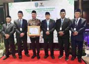 Bupati Gatut Sunu Raih Penghargaan BAZNAS Jatim Award 2025
