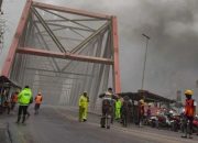 BNPB Larang Keras Wisata Bencana di Semeru, Zona Merah Harus Steril