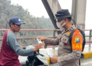 Polda Jatim Bagikan Masker di Jembatan Curah Kobokan Lumajang, Lindungi Warga dari Abu Vulkanik Semeru