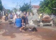 Gotong Royong Warga Plosokandang Secara Swadaya Perbaiki Jalan Desa