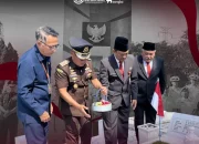 Sambut Hari Armada 2025, Aspidmil Kejati Jatim Hadiri Ziarah Rombongan di TMP Surabaya