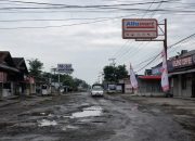 Bupati Gatut Sunu Sidak Jalan Rusak Ngunut, Proyek Rp6 Miliar Mulai Dikerjakan Pekan Ini