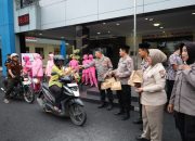 Polres Tulungagung dan Bhayangkari Cabang Tulungagung Bagi Takjil didepan Mako, Sampaikan Himbauan Kamtibmas