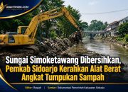 Sungai Simoketawang Dibersihkan, Pemkab Sidoarjo Kerahkan Alat Berat Angkat Tumpukan Sampah