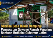 Babinsa Desa Bukur Dampingi Pengecatan Gawang Rumah Penerima Bantuan Rutilahu Gubernur Jatim
